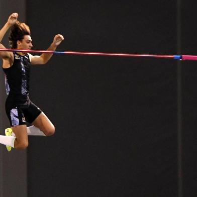 Swedens Armand Duplantis reacts as he clears six meters to win the mens pole vault final at the Müller Indoor Grand Prix Glasgow 2020 athletics in Glasgow on February 15, 2020. - Swedens Armand Duplantis set a world pole vault record of 6.18 metres at an indoor meeting in Glasgow on Saturday, adding one centimetre to the record he set in Poland. Duplantis, the 20-year-old who won silver at last years world championships in Doha, cleared the bar with something to spare. (Photo by ANDY BUCHANAN / AFP)<!-- NICAID(14423325) -->