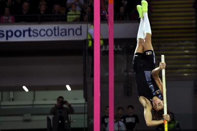 Swedens Armand Duplantis competes to clear six meters to win the mens pole vault final at the Müller Indoor Grand Prix Glasgow 2020 athletics in Glasgow on February 15, 2020. - Swedens Armand Duplantis set a world pole vault record of 6.18 metres at an indoor meeting in Glasgow on Saturday, adding one centimetre to the record he set in Poland. Duplantis, the 20-year-old who won silver at last years world championships in Doha, cleared the bar with something to spare. (Photo by ANDY BUCHANAN / AFP)<!-- NICAID(14423323) -->