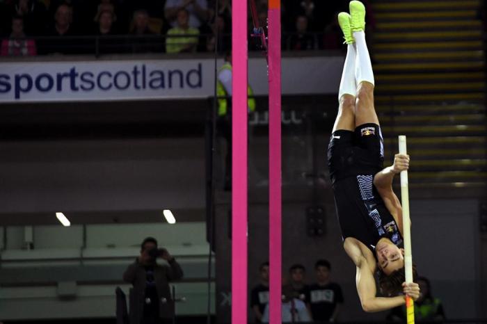 Armand Duplantis quebra recorde e é campeão mundial de salto com vara