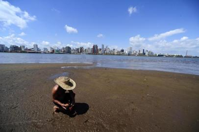  CANOAS,  RS, BRASIL, 20/02/2020- Por falta de chuva formam-se ilhas e bancos de areia no Guaíba, fato que preocupa os pescadores. (FOTOGRAFO: RONALDO BERNARDI / AGENCIA RBS)