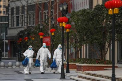 This photo taken on February 20, 2020 shows community staff members delivering foods to residents in Wuhan in Chinas central Hubei province. - The death toll in China from the COVID-19 coronavirus epidemic rose to 2,236 on February 21 after 118 more people died, most of them in the hard-hit epicentre province of Hubei, the government said. (Photo by STR / AFP) / China OUT<!-- NICAID(14427033) -->