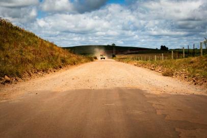 CAPÃO BONITO DO SUL, RS, BRASIL, 17-02-2020: Trecho com parte asfaltada e início do chão batido em Capão Bonito do Sul, na ERS-461. Municípios do interior do RS sofrem com a falta de acesso asfáltico. As estradas de chão batido dificultam deslocamentos e por vezes travam o desenvolvimento de algumas cidades gaúchas. (Foto: Mateus Bruxel / Agência RBS)<!-- NICAID(14426438) -->