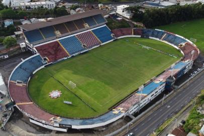 CAXIAS DO SUL, RS, BRASIL, 18/02/2020. Vista aérea do estádio Francisco Stédile, mais conhecido como Estádio Centenário. Ele serár palco do único jogo da final da Taça Cel. Ewaldo Poeta, primeiro turno do Campeonato Brasileiro. O confronto será SER Caxias x Grêmio, no próximo sábado (22/02).  (Porthus Junior/Agência RBS)