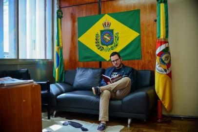 Em seu primeiro mandato como deputado estadual, Mateus Wesp (PSDB) surpreende os visitantes recebidos em seu gabinete, no 7º andar na Assembleia Legislativa. No canto oposto à mesa de trabalho, ostenta uma bandeira do Império, pavilhão oficial do país entre a Independência, em 1822, e a proclamação da República, em 1889.<!-- NICAID(14428065) -->