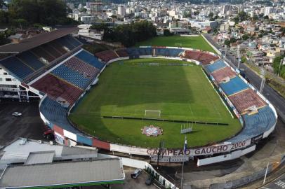 CAXIAS DO SUL, RS, BRASIL, 18/02/2020. Vista aérea do estádio Francisco Stédile, mais conhecido como Estádio Centenário. Ele serár palco do único jogo da final da Taça Cel. Ewaldo Poeta, primeiro turno do Campeonato Brasileiro. O confronto será SER Caxias x Grêmio, no próximo sábado (22/02).  (Porthus Junior/Agência RBS)<!-- NICAID(14423593) -->