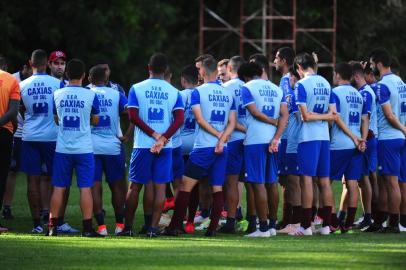  CAXIAS DO SUL, RS, BRASIL, 11/02/2020. Treino do Caxias no CT. O time grená se prepara para o confronto contra o Ypiranga de Erechim, válido pelas semifinais da Taça Cel. Ewaldo Poeta, primeiro turno do Campeonato Gaúcho 2020 (Gauchão 2020). Na foto, técnico Rafael Lacerda (de boné).  (Porthus Junior/Agência RBS)<!-- NICAID(14415874) -->