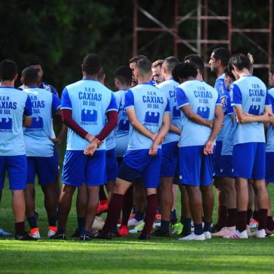  CAXIAS DO SUL, RS, BRASIL, 11/02/2020. Treino do Caxias no CT. O time grená se prepara para o confronto contra o Ypiranga de Erechim, válido pelas semifinais da Taça Cel. Ewaldo Poeta, primeiro turno do Campeonato Gaúcho 2020 (Gauchão 2020). Na foto, técnico Rafael Lacerda (de boné).  (Porthus Junior/Agência RBS)<!-- NICAID(14415874) -->