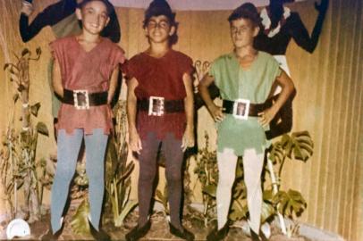  O trio premiado: (esq p/dir) Kadão, Pedrinho e Paulinho,  fantasiados para o Carnaval de 1964 na Sociedade dos Amigos de Capão da Canoa (SACC)<!-- NICAID(14427674) -->