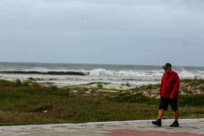 8h10min de sábado (22), céu nublado e vento gelado na beira da praia de Tramandaí.<!-- NICAID(14428328) -->