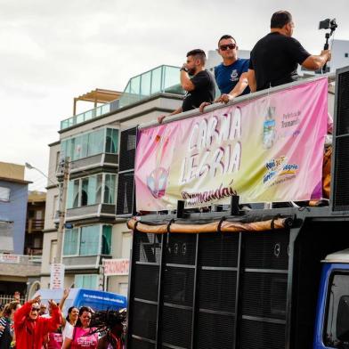  TRAMANDAÍ, RS, BRASIL - 22.02.2020 - A largada do carnaval de rua de Tramandaí neste sábado (22) ficou por conta do Bloco da Saúde. Ao som de Cláudia Leite, o trio elétrico encerrou o percurso na Avenida Beira-Mar, em frente ao letreiro com o nome da cidade, por volta de quatro e meia da tarde. Formado por servidores da Secretaria da Saúde da cidade e agregados, desfila com o objetivo alertar sobre os cuidados com a saúde durante o carnaval. (Foto: Omar Freitas/Agencia RBS)