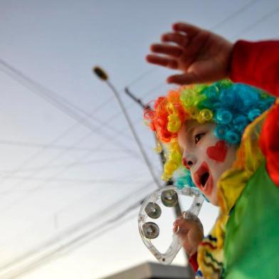 CAXIAS DO SUL, RS, BRASIL, 22/02/2020Sábado de Carnaval em Caxias do SulBloco do Luizinho na rua Jacob LuchesiGustavo Martini Verza, 4 anos(Lucas Amorelli/Agência RBS)<!-- NICAID(14428920) -->