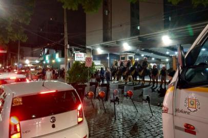 Durante a comemoração do Carnaval na noite de sábado (22) em Porto Alegre, a Brigada Militar (BM) usou bombas de gás lacrimogêneo para dispersar a multidão que festejava na Cidade Baixa. O bairro foi local de concentração de desfiles de blocos que, de acordo com a prefeitura, a Empresa Pública de Transporte e Circulação (EPTC) e a BM, estavam previstos para terminar às 21h, atendendo recomendação do Ministério Público (MP).<!-- NICAID(14428948) -->