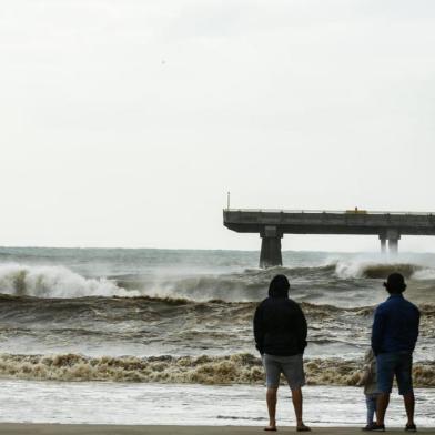 8h10min de sábado (22), céu nublado e vento gelado na beira da praia de Tramandaí.<!-- NICAID(14428330) -->