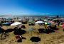 Ressaca do mar obriga veranistas de Capão e Tramandaí a buscar espaço em dunas e calçadão