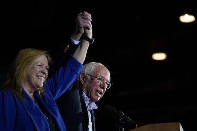 Democratic Presidential Candidate Sen. Bernie Sanders Campaigns In TexasSAN ANTONIO, TX - FEBRUARY 22: Democratic presidential candidate Sen. Bernie Sanders (I-VT) and his wife Jane Sanders take the stage after Sanders won the Nevada caucuses during a campaign rally at Cowboys Dancehall on February 22, 2020 in San Antonio, Texas. With early voting underway in Texas, Sanders is holding four rallies in the delegate-rich state this weekend before traveling on to South Carolina. Texas holds their primary on Super Tuesday March 3rd, along with over a dozen other states   Drew Angerer/Getty Images/AFPEditoria: HUMLocal: San AntonioIndexador: Drew AngererFonte: GETTY IMAGES NORTH AMERICAFotógrafo: STF<!-- NICAID(14429130) -->