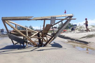  Estrutura de quiosque na praia de Arroio do Sal foi derrubada por ressaca do mar neste domingo (23)<!-- NICAID(14429026) -->