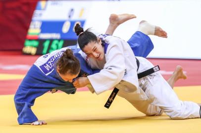  A gaúcha Mayra Aguiar, 28 anos, voltou com tudo ao circuito mundial. Ontem, a judoca sogipana venceu quatro lutas, mas na final foi derrotada pela japonesa Shori Amada (campeã mundial em 2018 e vice em 2019) e ficou com a medalha de prata no Grand Slam de Düsseldorf, na Alemanha, na sua primeira competição em 2020 _ a peso meio-pesado (até 78kg) foi poupada dos primeiros torneios do ano.<!-- NICAID(14429211) -->