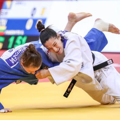  A gaúcha Mayra Aguiar, 28 anos, voltou com tudo ao circuito mundial. Ontem, a judoca sogipana venceu quatro lutas, mas na final foi derrotada pela japonesa Shori Amada (campeã mundial em 2018 e vice em 2019) e ficou com a medalha de prata no Grand Slam de Düsseldorf, na Alemanha, na sua primeira competição em 2020 _ a peso meio-pesado (até 78kg) foi poupada dos primeiros torneios do ano.<!-- NICAID(14429211) -->