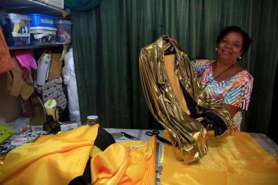  PORTO ALEGRE -RS- BR - 23.02.2020A rotina de produção para o Carnaval nos últimos dias antes do desfile.Sônia Maia  dos Santos Lopes, costureira.FOTÓGRAFO: TADEU VILANBI AGÊNCIA  RBS eDITORIA DG