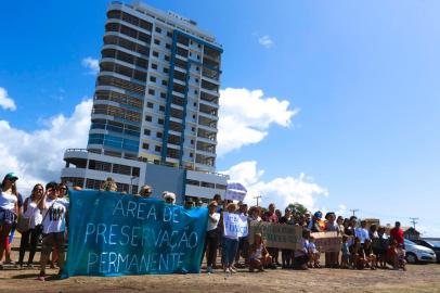  IMBE, RS, BRASIL - 23/02/2020 #Imbesempredio : moradores abracam o rio Tramandai e o maior predio de Imbe em sinal de protestoIndexador: Marco Favero<!-- NICAID(14429051) -->