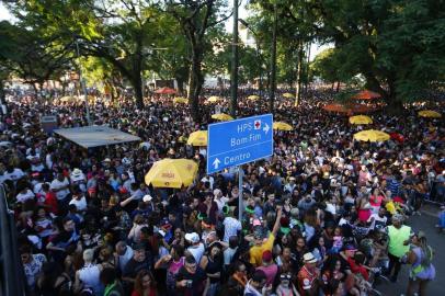  PORTO ALEGRE - 23/02/2020 - Foliões acompanham o Carnaval de rua de Porto Alegre, na Praça Garibaldi<!-- NICAID(14429405) -->