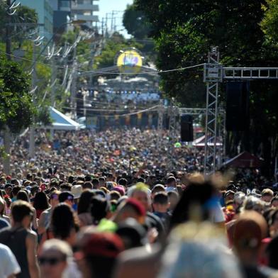  CAXIAS DO SUL, RS, BRASIL, 23/02/2020Bloco da Velha encheu a rua em frente a antiga MAESA na tarde deste domingo de carnaval.(Lucas Amorelli/Agência RBS)<!-- NICAID(14429247) -->