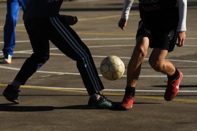  CAXIAS DO SUL, RS, BRASIL, 09/06/2014. Fotos para ensaio fotográfico da contracapa do Pioneiro, com a temática futebol. Meninos jogam bola na quadra em frente à UBS Santa Lúcia, em Caxias, na semana de abertura da copa do mundo 2014. (Diogo Sallaberry/Agência RBS)Indexador: Diogo Sallaberry<!-- NICAID(10563095) -->