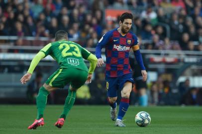 Eibars Spanish defender Anaitz Arbilla (L) challenges Barcelonas Argentine forward Lionel Messi during the Spanish league football match FC Barcelona against SD Eibar at the Camp Nou stadium in Barcelona on February 22, 2020. (Photo by Josep LAGO / AFP)<!-- NICAID(14429601) -->