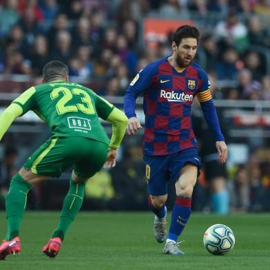 Eibars Spanish defender Anaitz Arbilla (L) challenges Barcelonas Argentine forward Lionel Messi during the Spanish league football match FC Barcelona against SD Eibar at the Camp Nou stadium in Barcelona on February 22, 2020. (Photo by Josep LAGO / AFP)<!-- NICAID(14429601) -->