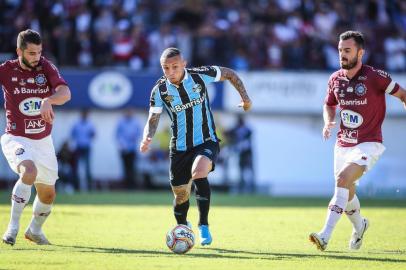 RS - FUTEBOL/CAMPEONATO GAUCHO 2020 /GREMIO X CAXIAS - ESPORTES - Lance da partida entre Gremio e Caxias disputada na tarde deste sabado, no Estadio CentenÃ¡rio, em Caxias do Sul, em partida valida pela final do primeiro turno do Campeonato Gaucho 2020. FOTO: LUCAS UEBEL/GREMIO FBPA<!-- NICAID(14429914) -->