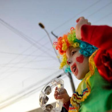 CAXIAS DO SUL, RS, BRASIL, 22/02/2020Sábado de Carnaval em Caxias do SulBloco do Luizinho na rua Jacob LuchesiGustavo Martini Verza, 4 anos(Lucas Amorelli/Agência RBS)<!-- NICAID(14428919) -->