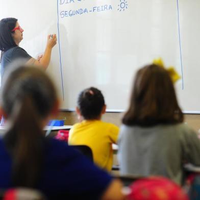  CAXIAS DO SUL, RS, BRASIL, 24/02/2020. Alunos da Escola Municipal de Ensino Fundamental Arnaldo Ballvê, voltaram às alulas nesta segunda-feira. Devido ao atraso nas obras do prédio da escola, as aulas foram transferidas para o colégio Cristóvão de Mendoza. (Porthus Junior/Agência RBS)<!-- NICAID(14430102) -->