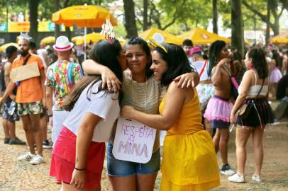  PORTO ALEGRE, RS, BRASIL 24/02/2020 - Carnaval de Rua - Cidade Baixa. (FOTO: ROBINSON ESTRÁSULAS/AGÊNCIA RBS)<!-- NICAID(14430487) -->