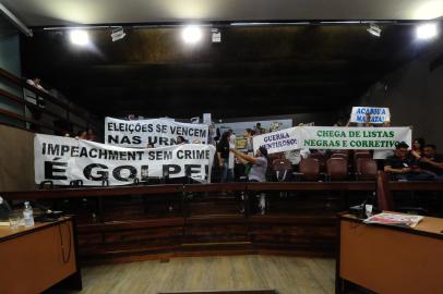 CAXIAS DO SUL, RS, BRASIL, 21/12/2019. Sessão de julgamento do processo de impeachmet do prefeito Daniel Guerra (Republicanos). Votação do impeachment. Segundo dia de leitura dos oito volumes do processo. (Porthus Junior/Agência RBS)<!-- NICAID(14367117) -->