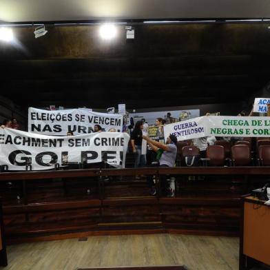 CAXIAS DO SUL, RS, BRASIL, 21/12/2019. Sessão de julgamento do processo de impeachmet do prefeito Daniel Guerra (Republicanos). Votação do impeachment. Segundo dia de leitura dos oito volumes do processo. (Porthus Junior/Agência RBS)<!-- NICAID(14367117) -->