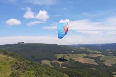 O Show dos Esportes desta terça-feira (25) destacará o paraglider. Os atletas Luciano Tcacenco e Alessandro Tiecher participarão da atração local. Eles disputarão o Pan-Americano da modalidade dos dias 4 a 12 de março, no Espírito Santo.<!-- NICAID(14430683) -->