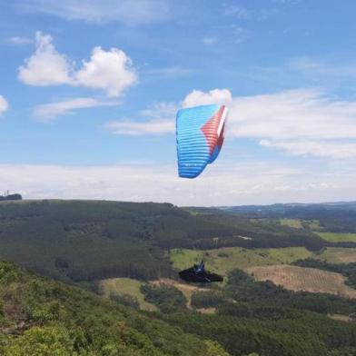 O Show dos Esportes desta terça-feira (25) destacará o paraglider. Os atletas Luciano Tcacenco e Alessandro Tiecher participarão da atração local. Eles disputarão o Pan-Americano da modalidade dos dias 4 a 12 de março, no Espírito Santo.<!-- NICAID(14430683) -->