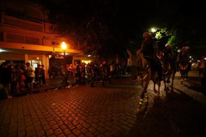  PORTO ALEGRE, RS, BRASIL,25/02/2020- Na terceira noite de Carnaval, BM usa bombas para dispersar brigas na Cidade Baixa. (FOTOGRAFO:ISADORA NEUMANN / AGENCIA RBS)