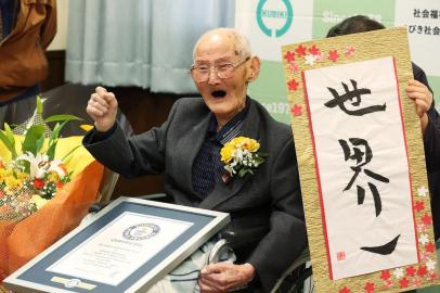  In this handout picture taken and released by Guineess World Records LTD. via Jiji Press on February 12, 2020 Japanese Chitetsu Watanabe, aged 112, poses next to the calligraphy reading in Japanese World Number One after he was awarded as the worlds oldest living male in Joetsu, Niigata prefecture. - A 112-year-old Japanese man who believes smiling is the key to longevity has been recognised as the worlds oldest male, Guinness World Records said on February 12, 2020. (Photo by STR / 2019 Guinness World Records Ltd via Jiji Press / AFP) / Japan OUT / RESTRICTED TO EDITORIAL USE - MANDATORY CREDIT AFP PHOTO /  2019 GUINNESS WORLD RECORDS LTD. / JIJI PRESS - NO MARKETING - NO ADVERTISING CAMPAIGNS - DISTRIBUTED AS A SERVICE TO CLIENTSEditoria: HUMLocal: JoetsuIndexador: STRSecao: peopleFonte: 2019 Guinness World Records Ltd Fotógrafo: STR<!-- NICAID(14417152) -->