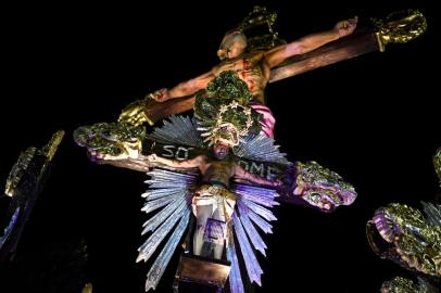 A member of the Estacao Primeira de Mangueira samba school performs during the first night of Rios carnival parade at the Sambadrome in Rio de Janeiro, Brazil on February 23, 2020. (Photo by MAURO PIMENTEL / AFP)<!-- NICAID(14429908) -->