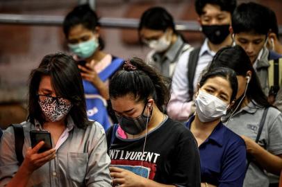  Commuters wearing protective facemasks amid fears of the spread of the COVID-19 coronavirus wait to board a boat on the Chao Phraya River in Bangkok on February 25, 2020. - The new coronavirus has peaked in China but could still grow into a pandemic, the World Health Organization warned, as infections mushroom in other countries. (Photo by Mladen ANTONOV / AFP)Editoria: HTHLocal: BangkokIndexador: MLADEN ANTONOVSecao: healthcare policyFonte: AFPFotógrafo: STF