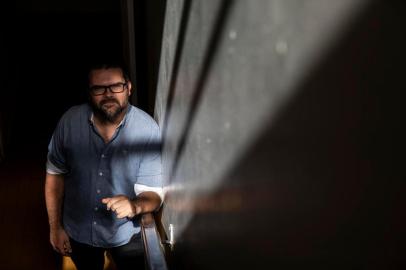  SANTA MARIA, RS, BRASIL - 20.01.2020 - Vitor Crestani Calegaro, 38 anos, professor e psiquiatra do Hospital Universitário de Santa Maria, que defendeu em outubro, na Faculdade de Medicina da UFRGS, a tese de doutorado intitulada Incêndio da boate Kiss: investigação da relação entre personalidade, psicopatologia e resiliência. (Foto: Jefferson Botega/Agencia RBS)Indexador: Jefferson Botega<!-- NICAID(14392988) -->