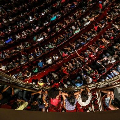  PORTO ALEGRE, RS, BRASIL - 2019.12.02 -spetáculo fala para crianças sobre doação de órgãos: No público, 10% dos menores assistirão no palco a sua própria história: os pequenos aguardam na fila por um transplante. A peça infantil tem final feliz e, além de conscientizar alunos da rede municipal, reforça a esperança de quem aguarda pelo gesto que pode salvar a sua vida. O projeto financiado pela Lei de Incentivo à Cultura chega ao Theatro São Pedro em sessão única. (Foto: ANDRÉ ÁVILA/ Agência RBS)<!-- NICAID(14345325) -->