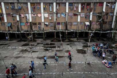  PORTO ALEGRE, RS, BRASIL, 14/10/2014: Presos no patio junto ao Pavilhao D durante dia de visita no Presidio Central de Porto Alegre. Maes, esposas, filhas, mulheres sao maioria nos dias de visita a penitenciaria da Capital. (Foto: Mateus Bruxel / Agencia RBS) ***ESPECIAL DG/CONSULTAR PUBLICACAO***Indexador: Mateus_Bruxel<!-- NICAID(10928283) -->