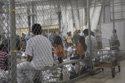  This US Customs and Border Protection photo obtained June 18, 2018 shows intake of illegal border crossers by US Border Patrol agents at the Central Processing Center in McAllen, Texas on May 23, 2018.Children have been taken away from their mothers and fathers in the Border Patrols South Texas Rio Grande Valley sector, with many brought to the Central Processing Station in McAllen, Texas, since the policy was announced on May 7, according to Manuel Padilla, the Border Patrol sector chief. / AFP PHOTO / US Customs and Border Protection / Handout / RESTRICTED TO EDITORIAL USE - MANDATORY CREDIT AFP PHOTO / US CUSTOMS AND BORDER PROTECTION/HANDOUT - NO MARKETING NO ADVERTISING CAMPAIGNS - DISTRIBUTED AS A SERVICE TO CLIENTSEditoria: SOILocal: McAllenIndexador: HANDOUTSecao: immigrationFonte: US Customs and Border ProtectionFotógrafo: Handout<!-- NICAID(13606174) -->