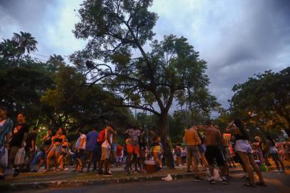  PORTO ALEGRE, RS, BRASIL - 25.02.2020 - Imagem do Carnaval da CB (e da ¿debandada¿ com o início da chuva). (Foto: Isadora Neumann/Agencia RBS)