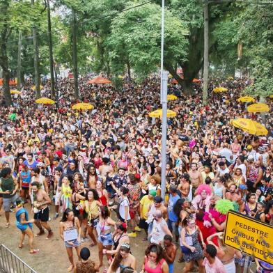  PORTO ALEGRE, RS, BRASIL 25/02/2020 - Carnaval de Rua na Cidade Baixa. (FOTO: ROBINSON ESTRÁSULAS/AGÊNCIA RBS)<!-- NICAID(14431433) -->