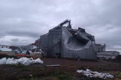 Temporal provoca destruição em Camargo<!-- NICAID(14431555) -->