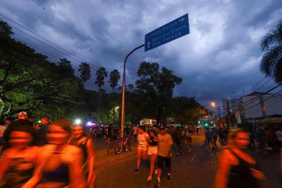  ** EM BAIXA ** PORTO ALEGRE, RS, BRASIL - 25.02.2020 - Imagem do Carnaval da CB (e da ¿debandada¿ com o início da chuva). (Foto: Isadora Neumann/Agencia RBS)
