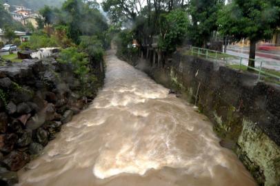 CAXIAS DO SUL, RS, BRASIL, 26/02/2020A forte chuva que caiu na terça de carnaval causou danos pela cidade toda.Bairro: Galópolis(Lucas Amorelli/Agência RBS)<!-- NICAID(14431866) -->